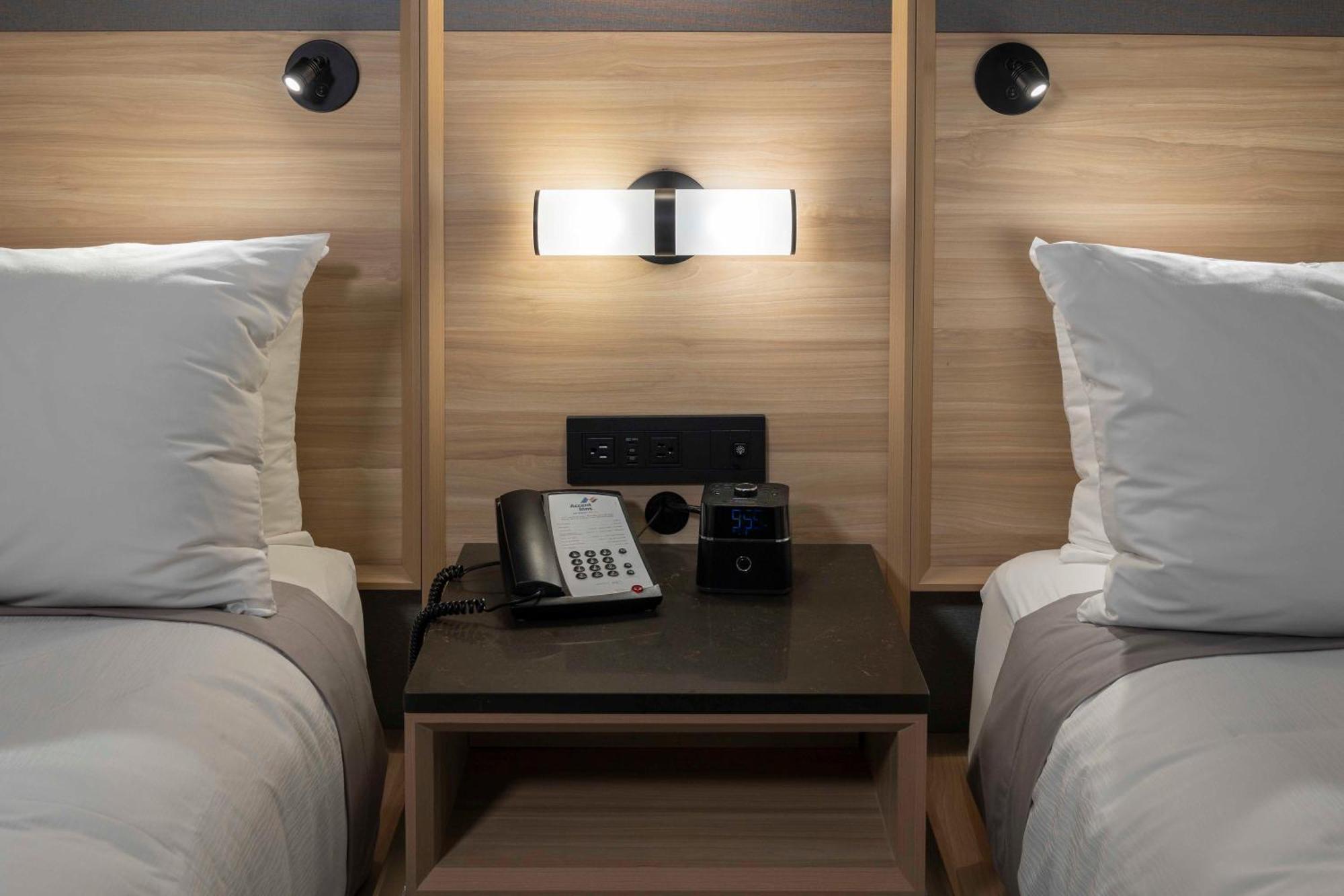 Accent Inns Vancouver Airport Richmond Bagian luar foto